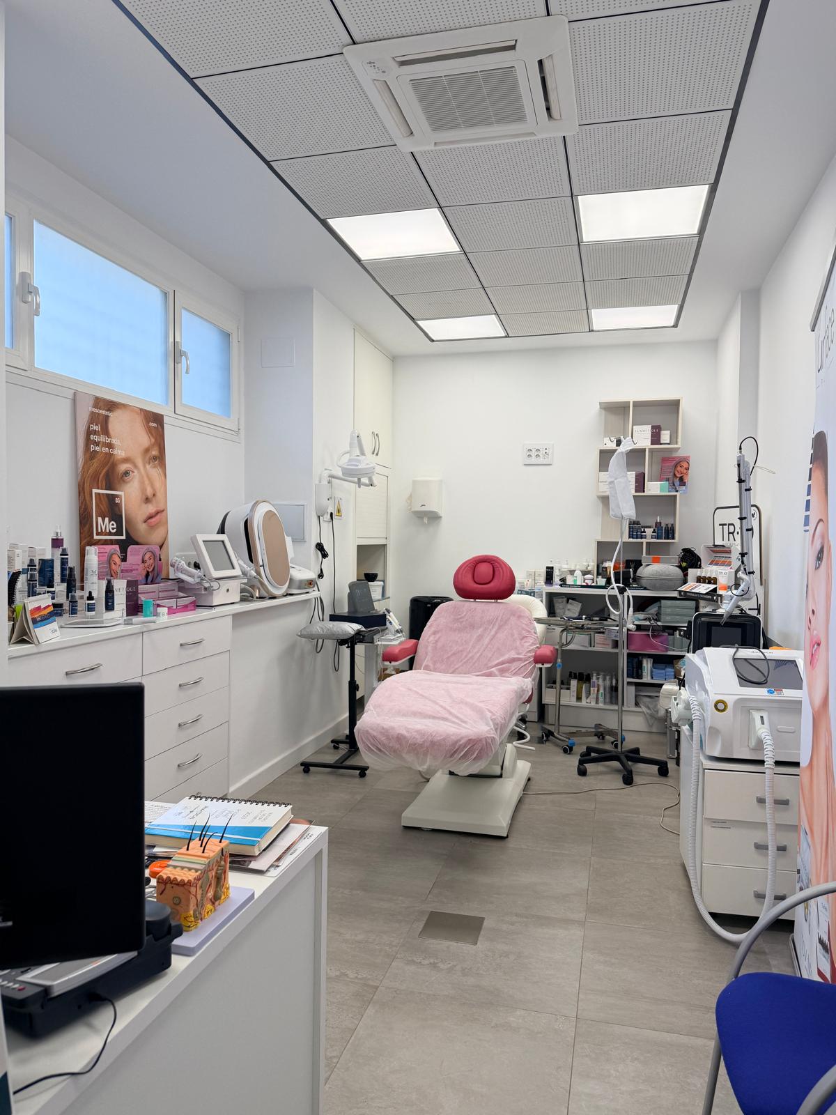 Consulta de Manzanares con sillón clínico y aparatología